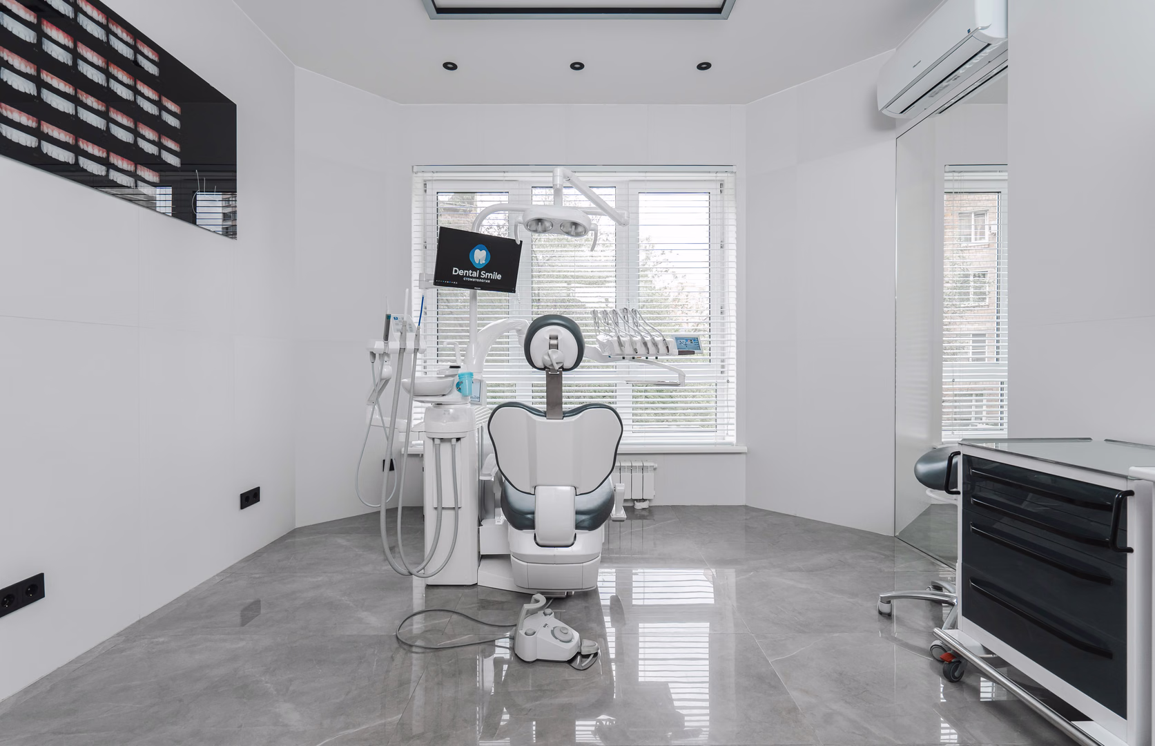 Стоматологическое кресло Dental Smile по центру кабинета, вид со стороны входа