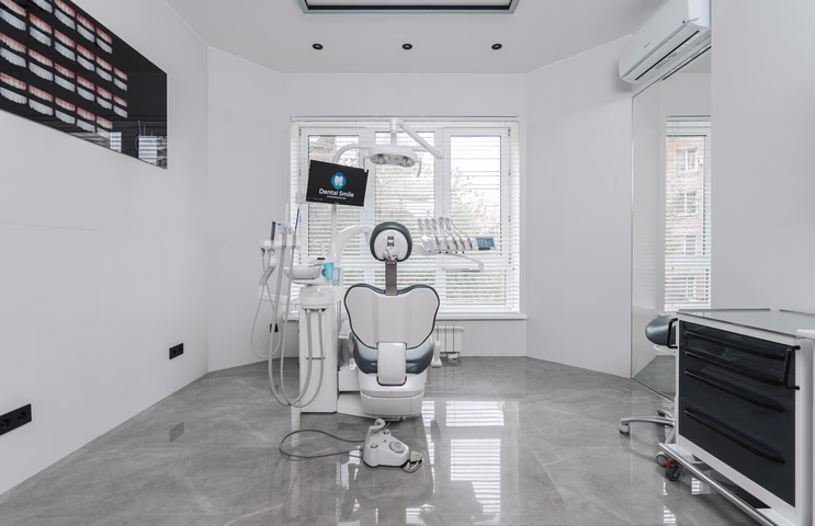 Стоматологическое кресло Dental Smile по центру кабинета, вид со стороны входа