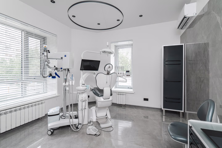 Кабинет Dental Smile с креслом, микроскопом и круглым потолочным светильником
