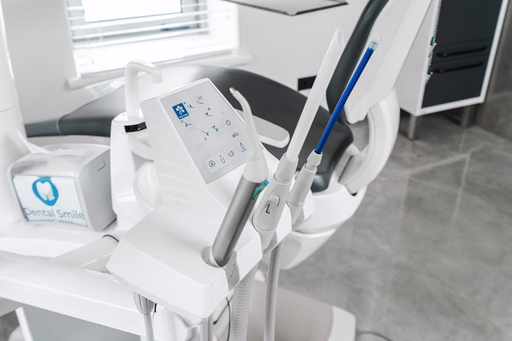 Панель управления и шланги стоматологической установки Dental Smile, вид сверху под углом