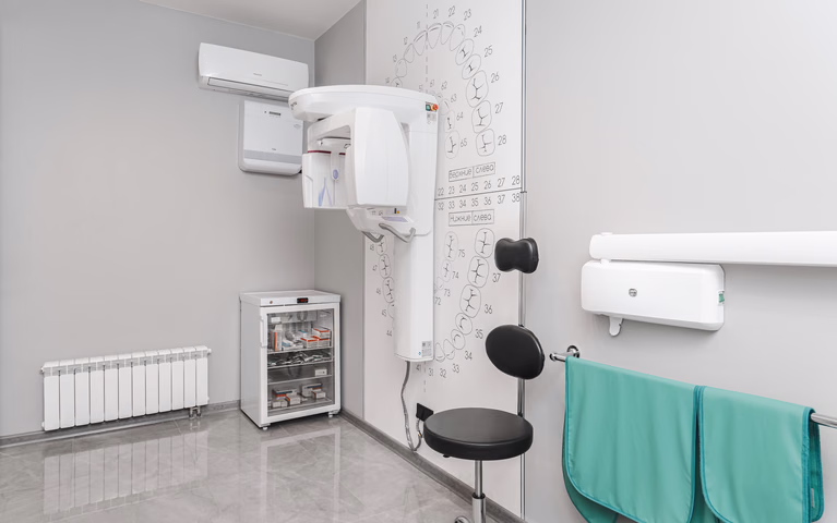 Рентген-кабинет Dental Smile с панорамным аппаратом, табуретом и бирюзовыми защитными фартуками