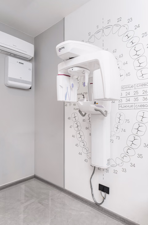 Панорамный стоматологический рентгеновский аппарат на фоне схемы зубов в Dental Smile