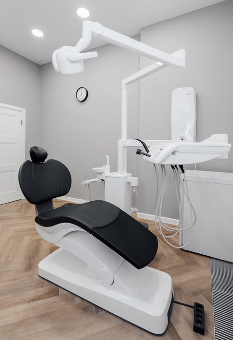 Чёрное кресло и белая стоматологическая установка Weeksmile, вид сбоку