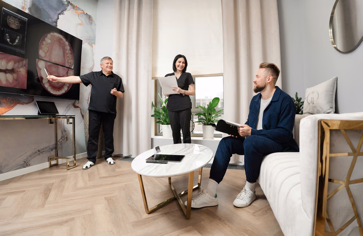В Weeksmile обсуждают изображение зубов на большом экране рядом с зоной ожидания