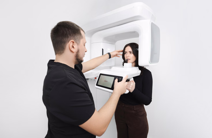 Сотрудник Weeksmile поправляет положение головы пациентки в рентгеновском аппарате