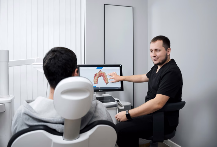 Обсуждение цифровой модели зубов в Weeksmile, вид из-за спинки кресла пациента
