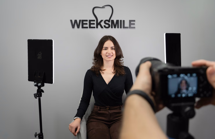 Портретная съёмка в Weeksmile: женщина перед камерой между двумя световыми панелями